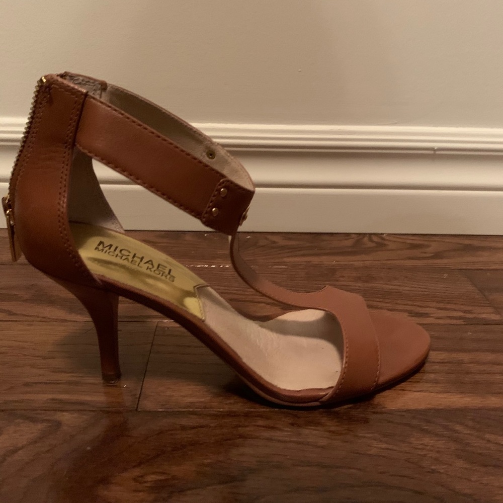 Michael Kors MK T-Strap low heel sandal